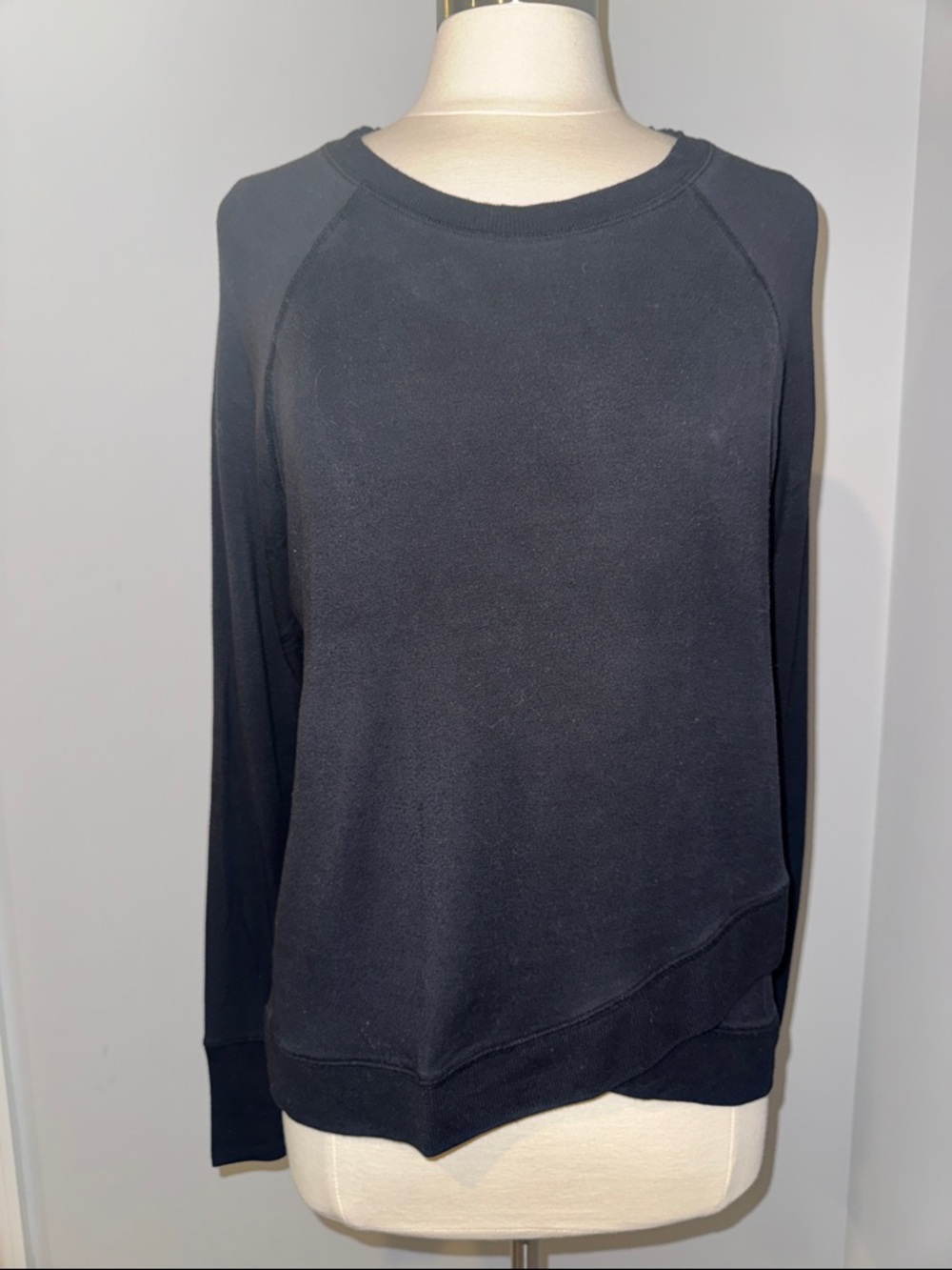 Athleta Criss Cross Sweatshirt - Black, Size M